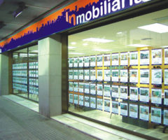 Immobilien Schaufenster mit verschiedenen Kundenspezifische PosterFix® Immobilien Schaufenster mit verschiedenen Kundenspezifische PosterFix®