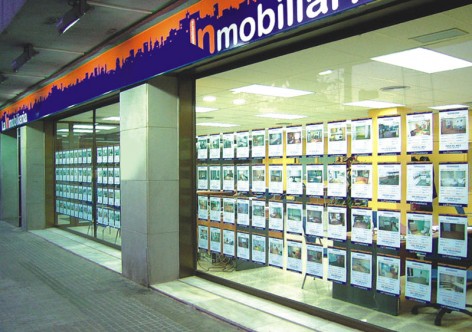 Immobilien Schaufenster mit verschiedenen Kundenspezifische PosterFix®